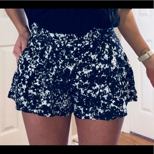 Pleated dress shorts with pockets